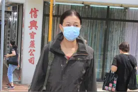 46岁吴绮莉追尾酿事故，现身警局报到，暑天穿长靴风衣打扮反季图片