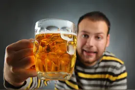 喝点啤酒就总跑厕所，连喝几瓶都没尿意，哪种情况身体更好？图片