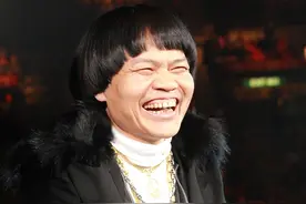 66岁绿叶八两金常驻内地转型做老板，携25岁儿子四处登台月入50万图片