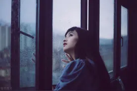 被穷养大的女孩，无论后来怎样，身上都有这些痕迹，一生都难抹去图片