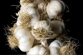 农村人为什么喜欢“编蒜”？几种储存妙招，大蒜不用放冰箱图片