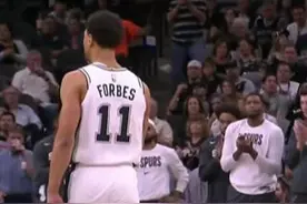 科比意外去世，常规赛悼念现场邓肯落泪，无数人泣不成声图片