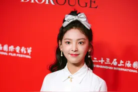 章若楠一袭白色拼接格子裙元气满满，头戴蝴蝶节发卡可爱动人图片