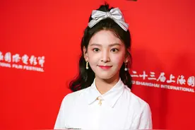 章若楠一袭白色拼接格子裙元气满满，头戴蝴蝶节发卡可爱动人图片