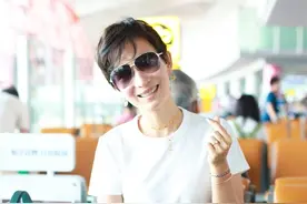 韩庚老婆卢靖姗现身机场，白色短T搭配花色风长裙，尽显魅力来图片