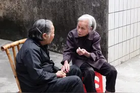 61岁单身退休女人择偶标准：男人想娶我，必须要满足这5个条件图片