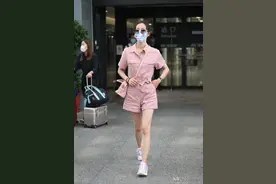 “人民的正义”中的韩雪，粉色连身短裤+小白鞋穿搭，很显少女感图片