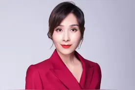 杨恭如酒红色西装潇洒干练  身材纤瘦女神范依旧图片