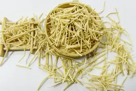 有一味中药被李时珍叫做虎须，农村常见，泡水可安睡眠，清心火图片