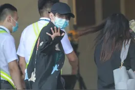 王源现身机场，一身黑衣酷帅难挡，回眸挥手致谢粉丝图片