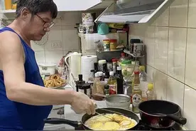 向佐晒岳父下厨照，力证自己正陪产郭碧婷！和岳父关系好似父子俩图片