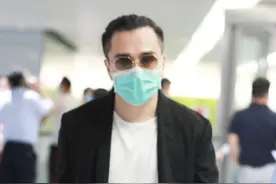 翟天临近况曝光，梳小辫造型暴露发际线，罕穿新衣现身机场无人识图片