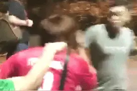 素质低下！六名国安球迷追打恒大落单球迷，上来就一拳高喊“猴子"图片