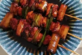 让人流口水的大葱鸡肉串，日式烤鸡串，馋哭隔壁家小孩儿图片