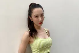 37岁李依晓变好看了，穿露脐背心搭牛仔短裤，扎起高马尾好青春图片