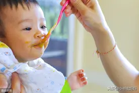 宝宝添加辅食最适宜是几个月？儿科医生：别早于这个月，影响发育图片