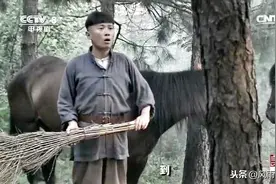 韩先楚偷袭罗田，为部队解决了军需粮弹，立功后被罚当伙夫抬担架图片