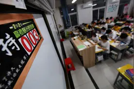 挑灯夜战，高三学生的最后冲刺：你努力学习的样子真美图片