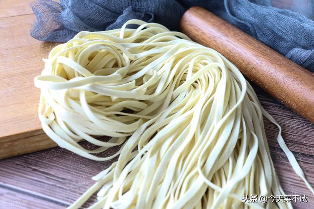 二伏吃面，东北人最爱的却是酸菜肉末打卤面，面条筋道，卤子鲜香