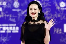 说真的，咏梅才是贵妇范的代表，穿黑色蛋糕连衣裙，放下头发美翻图片
