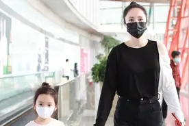 董璇带小酒窝走机场，自己一身黑白穿搭虽时髦，却被女儿抢了镜头图片