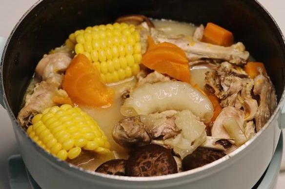 鸡肉炖花胶玉米红萝卜 2026年鸡肉炖花胶玉米红萝卜汤的功效 鸡肉炖花胶玉米红萝卜 2026年鸡肉炖花胶玉米红萝卜汤的功效