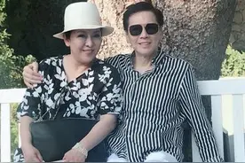 61岁向太好贵妇，印花裙搭珠宝优雅洋气，微胖妈妈照穿显瘦贵气图片