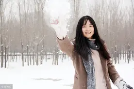 小说：上课偷看班草被老师抓包：他是好看，你也看看我讲课呀图片