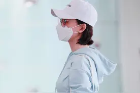 气场十足的陈数现身机场，一份淡蓝色的运动风超休闲图片
