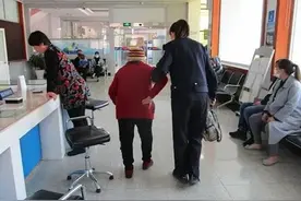 八旬老人办理业务，威海这位警花小姐姐全程贴心服务图片