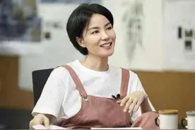 51岁王菲像个小姑娘，白T恤配粉色背带裤，利落短发帅气又减龄图片