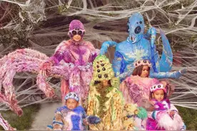 卡戴珊全家扮成蜘蛛精！她戴头套露厚唇，把四亿豪宅改造成蜘蛛洞图片