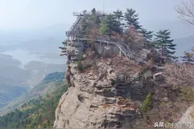 湖北这个大哥，踏上200多米高玻璃平台，吓得两腿发软不敢迈步图片