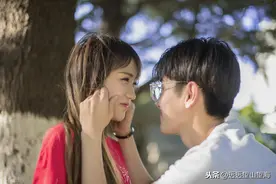 调皮可爱的你总是喜欢掐脸蛋图片