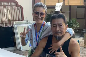 老戏骨高曙光小16岁富商妻子探班，娇妻身材火辣看不出是孩子妈图片