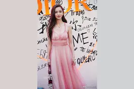 黄晓明老婆杨颖亮相 她打扮得像个少女图片