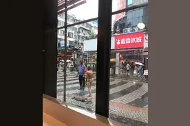 辣眼睛！桂林正阳步行街一男子突发脱光衣服图片