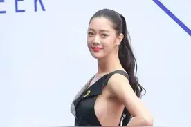 被李成敏身材惊艳了，穿格纹拼接裙秀"凹凸感"，98斤比例很完美图片