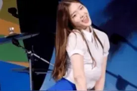 韩国女星跳舞时突发意外，“胸部”突然掉到肚上。图片