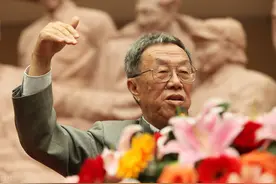 “高龄少年”王蒙：86岁6块腹肌，任文化部长时曾倡议开放舞厅图片