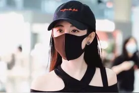 鞠婧祎的腰太细了，身着露肩上衣搭配工装裤，拽拽的甜酷少女好美图片