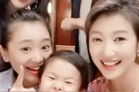 北京台一姐春妮与老公罕同框！夫妻俩与老友聚会，载歌载舞心情好图片