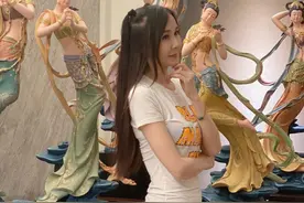 51岁萧蔷状态让人羡慕！白紧身T恤秀出纤细小蛮腰，还是女神模样图片