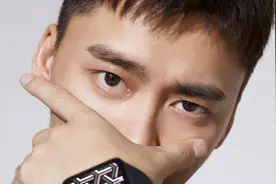 李易峰《OK! 精彩》狗啃刘海造型，机车皮衣牛仔装，少年型男互转图片