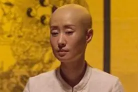 刘敏涛成顶流却要“出家”？“光头”穿素衣打坐，这造型真看不懂图片