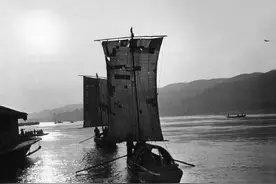 1946年长江三峡老照片，水流湍急的巫峡口与瞿塘峡石板岬栈道图片