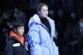 叶一茜带儿子同台，面包服配长靴充满少女感，母子携手前行真有爱图片