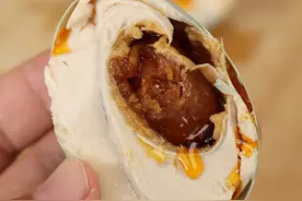 老妈40年腌咸鸭蛋的老方法，会做的人不多了，30天个个流油起沙图片