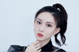 95后孟子义真会穿，黑白拼接蕾丝连衣裙，性感又不失活力图片