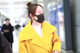 女演员陈乔恩现身机场，穿黄色毛呢大衣白色打底衫，青春靓丽图片